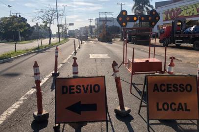 Avenida Sertório tem bloqueio para obras em Porto Alegre<!-- NICAID(14559161) -->