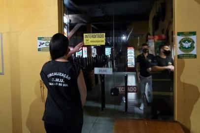 Mesmo com decretos em vigor e com a bandeira vermelha no Modelo de Distanciamento Controlado em Caxias do Sul, basta circular pelo Centro para flagrar diversos estabelecimentos comerciais descumprindo as medidas em vigor. Desde 19 de março, quando foi publicado o primeiro decreto no município para barrar o avanço do coronavírus, o Alô Caxias recebeu 5.154 denúncias de descumprimento do decreto municipal em prevenção à covid-19. <!-- NICAID(14559333) -->