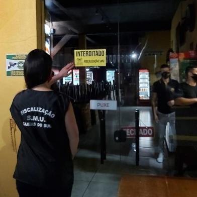 Mesmo com decretos em vigor e com a bandeira vermelha no Modelo de Distanciamento Controlado em Caxias do Sul, basta circular pelo Centro para flagrar diversos estabelecimentos comerciais descumprindo as medidas em vigor. Desde 19 de março, quando foi publicado o primeiro decreto no município para barrar o avanço do coronavírus, o Alô Caxias recebeu 5.154 denúncias de descumprimento do decreto municipal em prevenção à covid-19. <!-- NICAID(14559333) -->