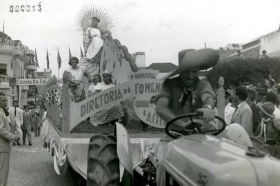  O carro da Diretoria de Fomento e Assistência Rural durante sua passagem pela Júlio, em frente à praça, em 1950<!-- NICAID(14559414) -->