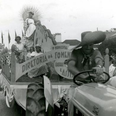  O carro da Diretoria de Fomento e Assistência Rural durante sua passagem pela Júlio, em frente à praça, em 1950<!-- NICAID(14559414) -->