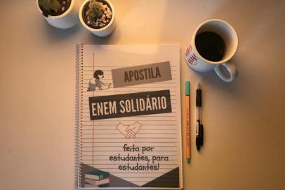 Para auxiliar alunos de escolas públicas que farão as provas do Exame Nacional do Ensino Médio (Enem) este ano, um grupo de estudantes da rede privada da Região Metropolitana criou uma apostila solidária com os principais conteúdos abordados no exame. O material, que está disponível para download por meio deste link, também conta com um simulado com questões de edições anteriores e dicas de estudo. <!-- NICAID(14559558) -->