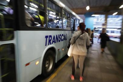  PORTO ALEGRE, RS, BRASIL, 19/09/2018: Segundo relatos, empresa Transcal demitiu cobradores e em alguns ônibus motoristas estão cobrando as passagens.