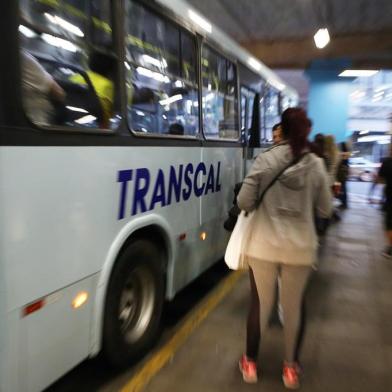  PORTO ALEGRE, RS, BRASIL, 19/09/2018: Segundo relatos, empresa Transcal demitiu cobradores e em alguns ônibus motoristas estão cobrando as passagens.