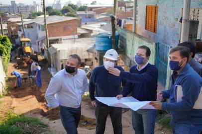 Prefeito Nelson Marchezan visita obras de substituição de redes de água bna Vila das Laranjeiras. <!-- NICAID(14559624) -->