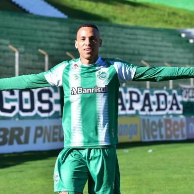 Juventude encara o Esportivo no Estádio Alfredo Jaconi. Na foto, atacante Breno.<!-- NICAID(14556037) -->