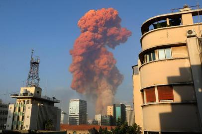  A picture shows the scene of an explosion in Beirut on August 4, 2020. - A large explosion rocked the Lebanese capital Beirut on August 4, an AFP correspondent said. The blast, which rattled entire buildings and broke glass, was felt in several parts of the city. (Photo by Anwar AMRO / AFP)Editoria: DISLocal: BeirutIndexador: ANWAR AMROSecao: explosionFonte: AFPFotógrafo: STR<!-- NICAID(14559963) -->