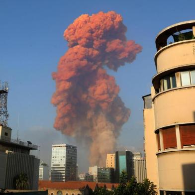  A picture shows the scene of an explosion in Beirut on August 4, 2020. - A large explosion rocked the Lebanese capital Beirut on August 4, an AFP correspondent said. The blast, which rattled entire buildings and broke glass, was felt in several parts of the city. (Photo by Anwar AMRO / AFP)Editoria: DISLocal: BeirutIndexador: ANWAR AMROSecao: explosionFonte: AFPFotógrafo: STR<!-- NICAID(14559963) -->