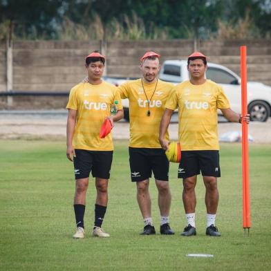 O caxiense Rodrigo Squinalli, preparado físico, está trabalhando no clube Bangkok United e relatou como está a situação do coronavírus na Tailândia. Na foto, Squinalli (C).<!-- NICAID(14456281) -->