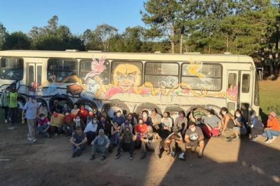 Grafiteiro Andrigo Martins trabalha a autoestima através da arte com iniciativas como a realizada com trabalhadores da Associação de Recicladores Belo Horizonte, em Caxias<!-- NICAID(14560039) -->