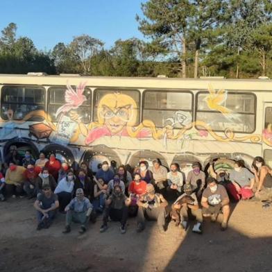 Grafiteiro Andrigo Martins trabalha a autoestima através da arte com iniciativas como a realizada com trabalhadores da Associação de Recicladores Belo Horizonte, em Caxias<!-- NICAID(14560039) -->