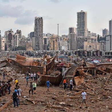  EDITORS NOTE: Graphic content / A picture shows the scene of an explosion near the the port in the Lebanese capital Beirut on August 4, 2020. - Two huge explosion rocked the Lebanese capital Beirut, wounding dozens of people, shaking buildings and sending huge plumes of smoke billowing into the sky. Lebanese media carried images of people trapped under rubble, some bloodied, after the massive explosions, the cause of which was not immediately known. (Photo by STR / AFP)Editoria: DISLocal: BeirutIndexador: STRSecao: explosionFonte: AFPFotógrafo: STR<!-- NICAID(14560236) -->