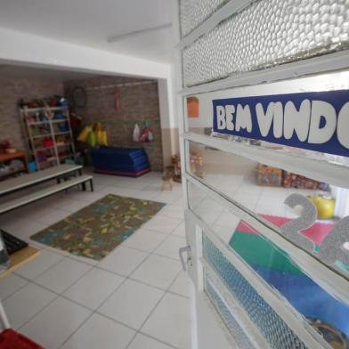  PORTO ALEGRE, RS, BRASIL - 2020.05.28 - Escolas se preparam para volta às aulas fazendo modificações nos espaços internos. Maior espaçamento e menos alunos dentro de cada sala é uma das mudanças. Na foto: Na Escola Infantil Cultivar adaptou espaços como recepção e refeitório em novas salas de aula, para ter menos alunos em cada ambiente (Foto: ANDRÉ ÁVILA/ Agência RBS)Indexador: Andre Avila<!-- NICAID(14510123) -->