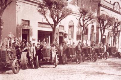 Foto dos primeiros seis tratores entregues aos produtores de arroz em 1926, em Cachoeira do Sul, que  teve o pioneirismo do uso de máquinas nessa lavoura. #PÁGINA: 38Com printer Fonte: Museu de Cachoeira do Sul Data Evento: 00/00/1926<!-- NICAID(1637423) -->