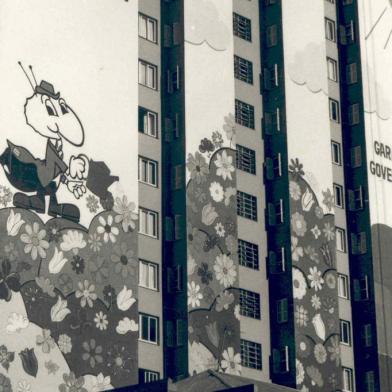 Edifício Caixa de Fósforo, com a clássica propaganda da caderneta de poupança fin-hab, com a formiguinha, nos anos 1970 e 1980.<!-- NICAID(10856574) -->