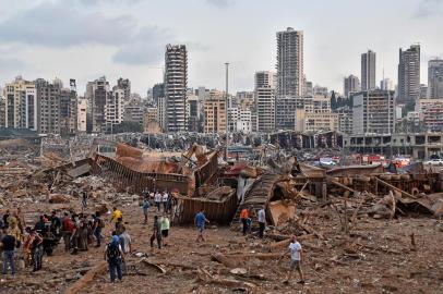  EDITORS NOTE: Graphic content / A picture shows the scene of an explosion near the the port in the Lebanese capital Beirut on August 4, 2020. - Two huge explosion rocked the Lebanese capital Beirut, wounding dozens of people, shaking buildings and sending huge plumes of smoke billowing into the sky. Lebanese media carried images of people trapped under rubble, some bloodied, after the massive explosions, the cause of which was not immediately known. (Photo by STR / AFP)Editoria: DISLocal: BeirutIndexador: STRSecao: explosionFonte: AFPFotógrafo: STR<!-- NICAID(14560236) -->