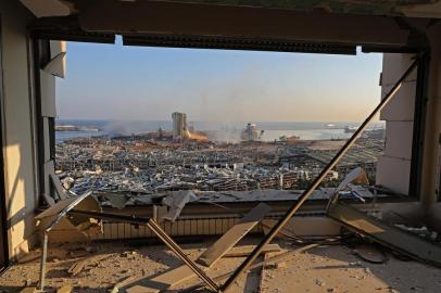  A view shows the aftermath of yesterdays blast at the port of Lebanons capital Beirut, on August 5, 2020. - Rescuers worked through the night after two enormous explosions ripped through Beiruts port, killing at least 78 people and injuring thousands, as they wrecked buildings across the Lebanese capital. (Photo by Anwar AMRO / AFP)Editoria: DISLocal: BeirutIndexador: ANWAR AMROSecao: explosionFonte: AFPFotógrafo: STR<!-- NICAID(14560617) -->