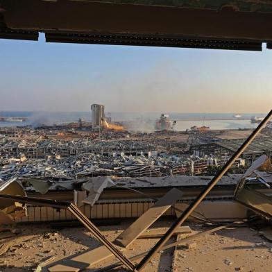  A view shows the aftermath of yesterdays blast at the port of Lebanons capital Beirut, on August 5, 2020. - Rescuers worked through the night after two enormous explosions ripped through Beiruts port, killing at least 78 people and injuring thousands, as they wrecked buildings across the Lebanese capital. (Photo by Anwar AMRO / AFP)Editoria: DISLocal: BeirutIndexador: ANWAR AMROSecao: explosionFonte: AFPFotógrafo: STR<!-- NICAID(14560617) -->