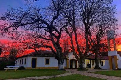  VACARIA, RS, BRASIL, 21/10/2019. A Fazenda do Socorro tem sua origem no século XVIII, nos tempos em que os paulistas de Sorocaba vinham aos campos da Vacaria dos Pinhais buscar o gado e levá-los a Minas Gerais. Foi importante na economia gaúcha da época e é uma das mais antigas fazendas do Rio Grande do Sul. No local, ao lado da residência, foi construída uma capela em homenagem a Nossa Senhora do Socorro. (Camila De Rossi/Divulgação)<!-- NICAID(14298337) -->