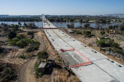  PORTO ALEGRE, RS, BRASIL - 2020.08.05 - O buraco da nova ponte do Guaíba foi fechado. Agora estão ocorrendo as obras de pavimentação deste trecho para deixá-lo de acordo com o restante. (Foto: ANDRÉ ÁVILA/ Agência RBS)<!-- NICAID(14560960) -->