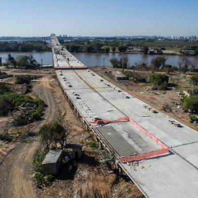  PORTO ALEGRE, RS, BRASIL - 2020.08.05 - O buraco da nova ponte do Guaíba foi fechado. Agora estão ocorrendo as obras de pavimentação deste trecho para deixá-lo de acordo com o restante. (Foto: ANDRÉ ÁVILA/ Agência RBS)<!-- NICAID(14560960) -->