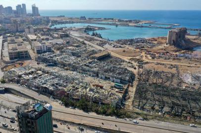  An aerial view shows the massive damage done to Beirut ports grain silos (C) and the area around it on August 5, 2020, one day after a mega-blast tore through the harbour in the heart of the Lebanese capital with the force of an earthquake, killing more than 100 people and injuring over 4,000. - Rescuers searched for survivors in Beirut in the morning after a cataclysmic explosion at the port sowed devastation across entire neighbourhoods, killing more than 100 people, wounding thousands and plunging Lebanon deeper into crisis. (Photo by - / AFP)Editoria: DISLocal: BeirutIndexador: -Secao: explosionFonte: AFPFotógrafo: STR<!-- NICAID(14561204) -->