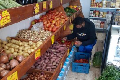 O atacante Jajá, atualmente no Santa Cruz, está trabalhando numa fruteira durante a pandemia da covid-19.<!-- NICAID(14560547) -->