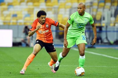  Shakhtar Donetsks Brazilian midfielder Taison and Wolfsburgs Congolese defender Marcel Tisserand vie for the ball during the UEFA Europa League round of 16 second leg football match between FC Shakhtar Donetsk and VfL Wolfsburg at Kievs NSK Olimpiyskiy stadium on August 5, 2020. (Photo by Sergei SUPINSKY / AFP)Editoria: SPOLocal: KievIndexador: SERGEI SUPINSKYSecao: soccerFonte: AFPFotógrafo: STF<!-- NICAID(14561496) -->