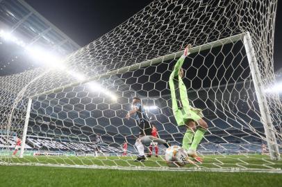  PORTO ALEGRE, RS, BRASIL - 05/08/2020 - GRÊMIO X INTERNACIONAL: Jogo ocorre na Arena e define o campeão do segundo turno do Gauchão 2020. Devido à pandemia do coronavírus, partida será realizada sem público, seguindo rigorosos protocolos sanitários. (FOTO: Jefferson Botega/Agência RBS)Indexador: Jefferson Botega<!-- NICAID(14561667) -->