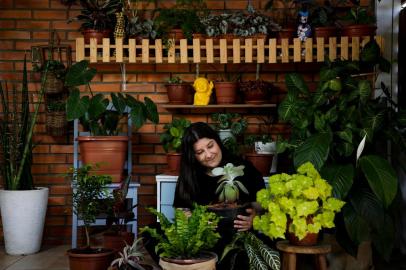  PORTO ALEGRE, RS, BRASIL, 04-08-2020: A publicitária Camila Barreto, 31 anos, com algumas plantas que cultiva em casa, no bairro Alto Petrópolis. Ela já tinha algumas antes do distanciamento social, mas adquiriu vários novos exemplares durante a pandemia. (Foto: Mateus Bruxel / Agência RBS)Indexador: Mateus Bruxel<!-- NICAID(14560080) -->