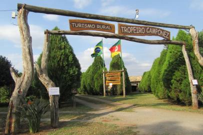 Em Passo Fundo, uma fazenda para encarar um passado de guerra e um presente de pazTropeiro Camponez, palco da Batalha do Pulador, um dos combates mais importantes da Revolução Federalista, em 1894, oferece passeios de um dia ou com hospedagemQue tal misturar história, natureza e gastronomia? Curtir tudo isso é possível na Fazenda Tropeiro Camponez, antiga propriedade familiar de 110 hectares localizada entre as cidades de Passo Fundo e Carazinho.Foi neste chão que ocorreu, em 1894, a Batalha do Pulador, um dos combates mais importantes da Revolução Federalista. No dia 27 de junho de 1894, neste local, cerca de 4.600 homens entraram em violento combate que perdurou por seis horas, terminando com pica-paus e maragatos, já sem munição, lutando no corpo-a-corpo.<!-- NICAID(14561858) -->