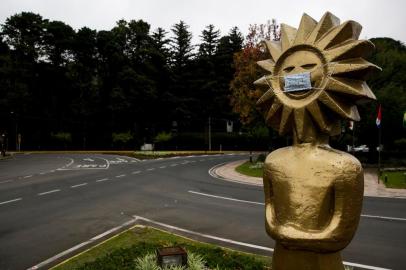  GRAMADO, RS, BRASIL, 17-04-2020: Kikito de máscara. Movimentação nas ruas de Gramado, cidade turística na Serra Gaúcha, em tempos de pandemia de covid-19. Estabelecimentos comerciais do município reabriram na sexta-feira. (Foto: Mateus Bruxel / Agência RBS)<!-- NICAID(14480836) -->