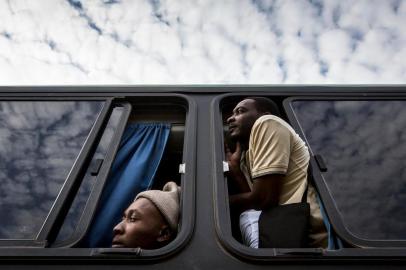 MINAS GERAIS, BRASIL, 31-05-2015: Haitianos na janela durante viagem em ônibus da empresa Trans Brasil. O coletivo partiu de Rio Branco (AC) para São Paulo com grupo de imigrantes. A viagem durou três dias. (Foto: Mateus Bruxel / Agencia RBS)<!-- NICAID(11454657) -->