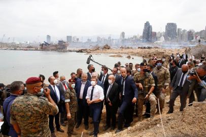  French President Emmanuel Macron (C), flanked by French Foreign Affairs Minister Jean-Yves Le Drian (C,R) visits the devastated site of the explosion at the port of Beirut, on August 6, 2020 two days after a massive explosion devastated the Lebanese capital in a disaster that has sparked grief and fury. - French President Emmanuel Macron visited shell-shocked Beirut on August 6, pledging support and urging change after a massive explosion devastated the Lebanese capital in a disaster that left 300,000 people homeless. (Photo by Thibault Camus / POOL / AFP)Editoria: POLLocal: BeirutIndexador: THIBAULT CAMUSSecao: diplomacyFonte: POOLFotógrafo: STF<!-- NICAID(14562213) -->