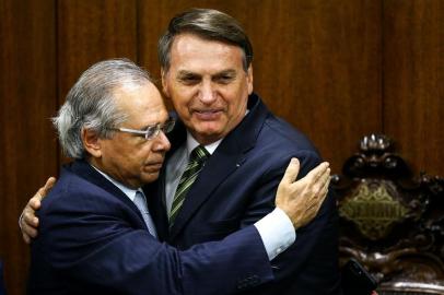 O ministro da Economia, Paulo Guedes, e o presidente Jair Bolsonaro, durante entrega do Plano mais Brasil ¿ Transformação do Estado ao presidente do Congresso Nacional, Davi Alcolumbre. Foto: Marcelo Camargo/Agência Brasil <!-- NICAID(14315009) -->