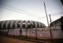 FOTOS: torcedores do Inter penduram faixas com mensagens de protesto em frente ao Beira-Rio