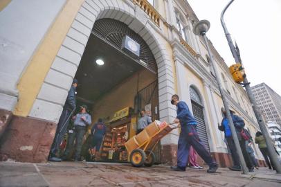 Após um mês sem receber clientes, Mercado Público reabre nesta sexta-feira em Porto Alegre<!-- NICAID(14562701) -->