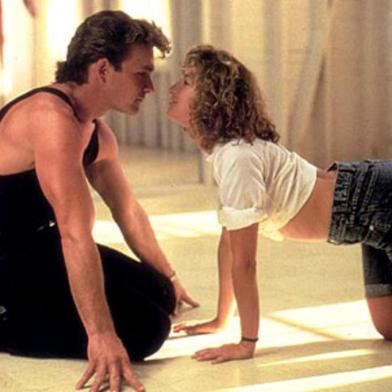 DIRTY DANCING - RITMO QUENTETítulo Original: Dirty DancingNacionalidade: AmericanaAno de Produção:1987Direção: Emile ArdolinoElenco: Patrick Swayze, Jennifer Grey, Jerry Orbach, Cynthia Rhodes, Jack Weston, Jane Brucker Uma garota em férias com a família conhece e se apaixona pelo instrutor de dança do hotel onde estão hospedados. Mas o ritmo quente da dança faz com que os pais dela censurem o romance.  Oscar de melhor canção:  (Ive had) The time of my life . Musical. Cor.<!-- NICAID(7700883) -->