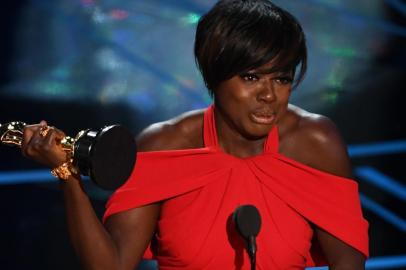 US actress Viola Davis delivers a spech on stage after she won the award for Best Supporting Actress in Fences at the 89th Oscars on February 26, 2017 in Hollywood, California. / AFP PHOTO / Mark RALSTON<!-- NICAID(12759115) -->