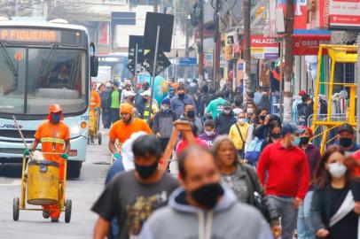 Movimentação no centro de Porto Alegre na sexta-feira (7), primeiro dia do comércio liberado para funcionar até o Dia dos Pais<!-- NICAID(14562821) -->