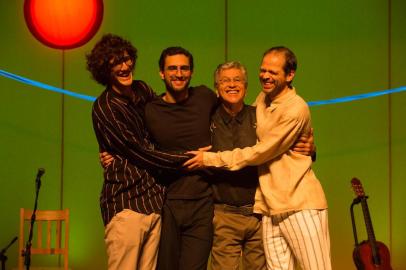 caetano veloso com os filhos tom, zeca e moreno<!-- NICAID(13879289) -->