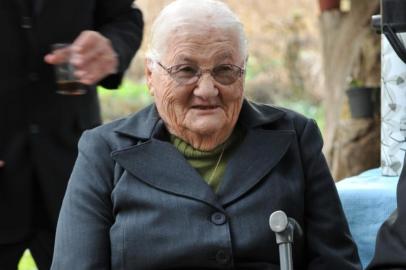 Jema Deitos Scottá, não receberá familiares com a mesa farta para celebrar o aniversário de cem anos neste domingo (9). A festa para comemorar o centenário da matriarca será trocada por acenos e sorrisos em chamadas de vídeo para que a data tão marcante não passe em branco. Ela estará na casa onde vive com o filho Artêmio, 62 anos, e a nora Vanderleia, 48, na localidade de Arroio Canoas, no interior do município de Barão. Receberá o carinho dos netos Rodrigo, 28, Lucas 26 e Diego, 17 e da namorada de Lucas, Rafaela 26, que também reside com eles, mas não poderá receber afagos e mimos dos demais parentes. Em fevereiro de 2020 durante o casamento de um dos netos de Jema, a família começou a planejar a festa, mas teve que adiar a comemoração em função da pandemia.<!-- NICAID(14562849) -->