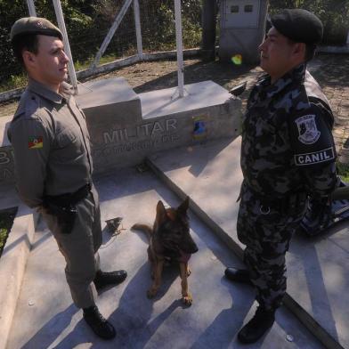  CAXIAS DO SUL, RS, BRASIL, 07/08/2020 - Fotos de Pais e filhos militares, para reportagem de dia dos pais. NA FOTO: Soldado Alexandre Gomespai) e soldado Alisson Gomes (filho). (Marcelo Casagrande/Agência RBS)<!-- NICAID(14563320) -->