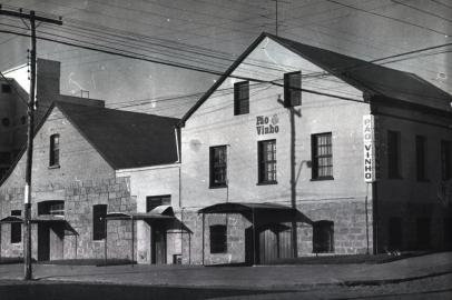 A Cantina Pão & Vinho em meados da década de 1980. Casarão construído em 1914 pelo comerciante José Andreazza abrigou, a partir de 1947, a residência de Angelo Tonet, cujas filhas inauguraram, em 1975, a lendária Cantina Pão & Vinho, fechada em 2011. Em 2020, espaço está sendo revitalizado para abrigar cafeteria e wine bar.<!-- NICAID(14563425) -->