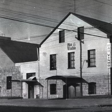 A Cantina Pão & Vinho em meados da década de 1980. Casarão construído em 1914 pelo comerciante José Andreazza abrigou, a partir de 1947, a residência de Angelo Tonet, cujas filhas inauguraram, em 1975, a lendária Cantina Pão & Vinho, fechada em 2011. Em 2020, espaço está sendo revitalizado para abrigar cafeteria e wine bar.<!-- NICAID(14563425) -->