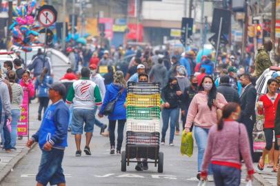 Justiça manda Porto Alegre restringir comércio para se adequar ao modelo de bandeiras<!-- NICAID(14563771) -->