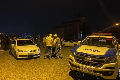 Operação Dispersão das 22h de sexta até as 5h de sábado em Caxias do Sul. Os agentes dispersaram mais de 300 pessoas nos bairros Serrano, Colina Sorriso, Sanvitto e São Leopoldo. Foram feitas 12 notificações por venda e consumo de bebidas, três por ausência de máscara e um local foi interditado.<!-- NICAID(14563884) -->