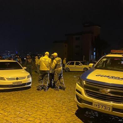 Operação Dispersão das 22h de sexta até as 5h de sábado em Caxias do Sul. Os agentes dispersaram mais de 300 pessoas nos bairros Serrano, Colina Sorriso, Sanvitto e São Leopoldo. Foram feitas 12 notificações por venda e consumo de bebidas, três por ausência de máscara e um local foi interditado.<!-- NICAID(14563884) -->