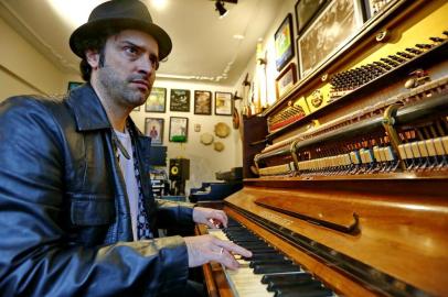  PORTO ALEGRE, RS, BRASIL 12/08/2019 - Pianista Luciano Leães, comemora 25 anos de carreira. (FOTO: ROBINSON ESTRÁSULAS/AGÊNCIA RBS)