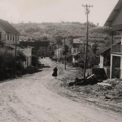 Rua Matteo Gianella, no Bairro Santa Catarina. Trecho da Casa de Pedra, onde é possível ver ao fundo (à direita) o andar superior das casas da Cantina Pão e Vinho. Casarão da cantina foi construído em 1914 pelo comerciante José Andreazza abrigou, a partir de 1947, a residência de Angelo Tonet, cujas filhas inauguraram, em 1975, a lendária Cantina Pão & Vinho, fechada em 2011. Em 2020, espaço está sendo revitalizado para abrigar cafeteria e wine bar.<!-- NICAID(14563693) -->